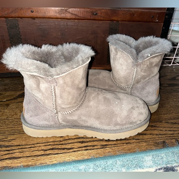 Ugg Mini Bailey Button - Picture 4 of 5